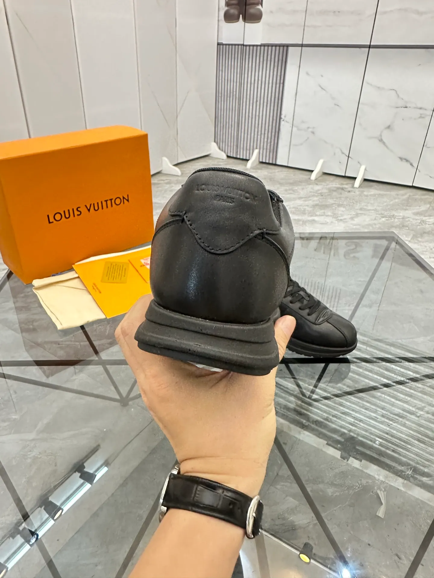 Men's shoes: 💰P700¥ Top quality Product trademark: LV* "Louis Vuitton*" low-top casual shoes Regular size: 35-45 (can be customized to 46) Couple style Product materials: Imported cowhide upper, breathable lining, original outsole. Number: two